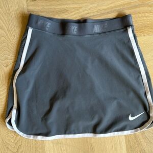 LIKE NEW Nike girls Golf / Tennis skirt with built in shorts.